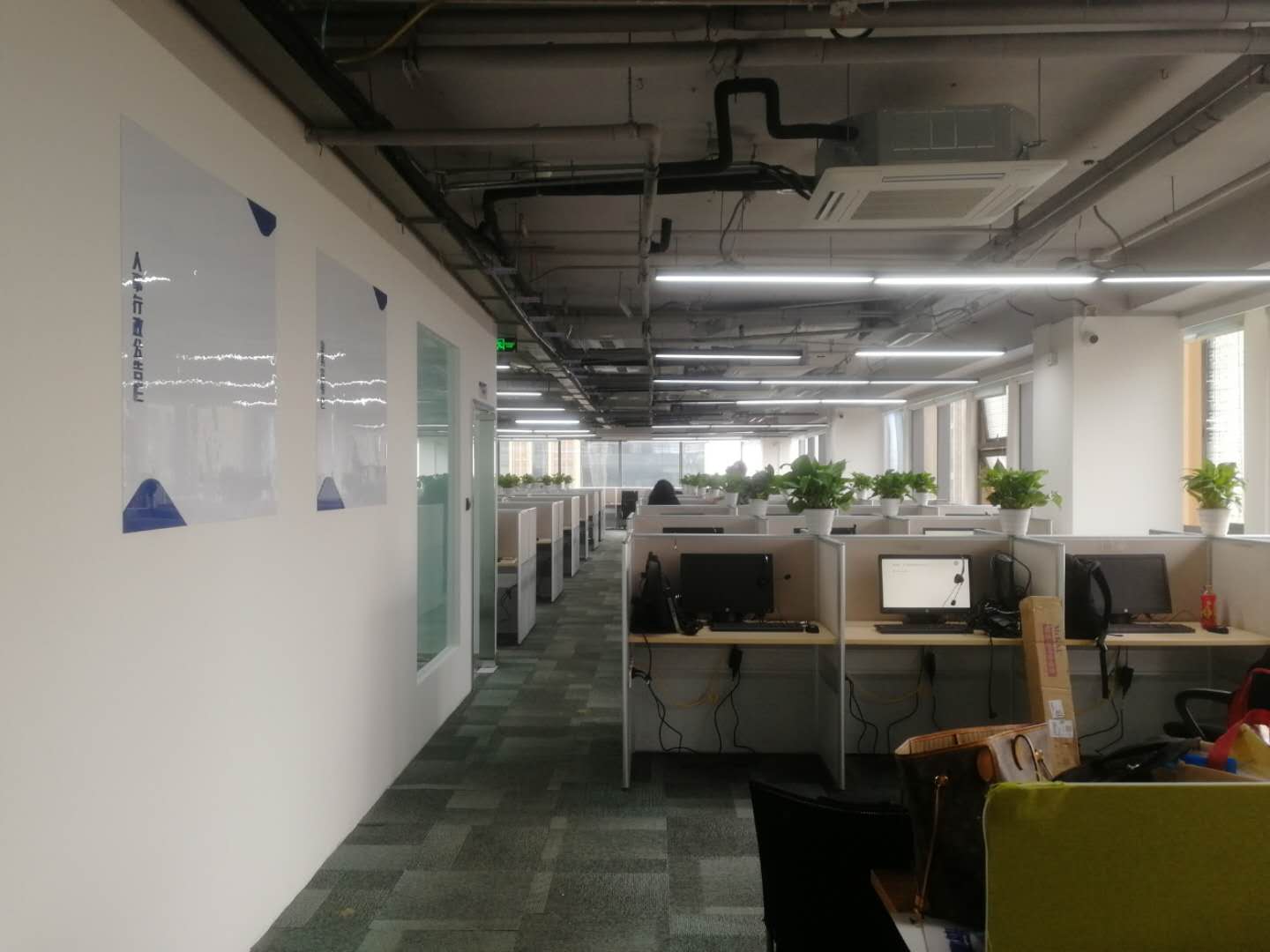 信鼎科技公司成都分公司辦公室裝修實(shí)景圖